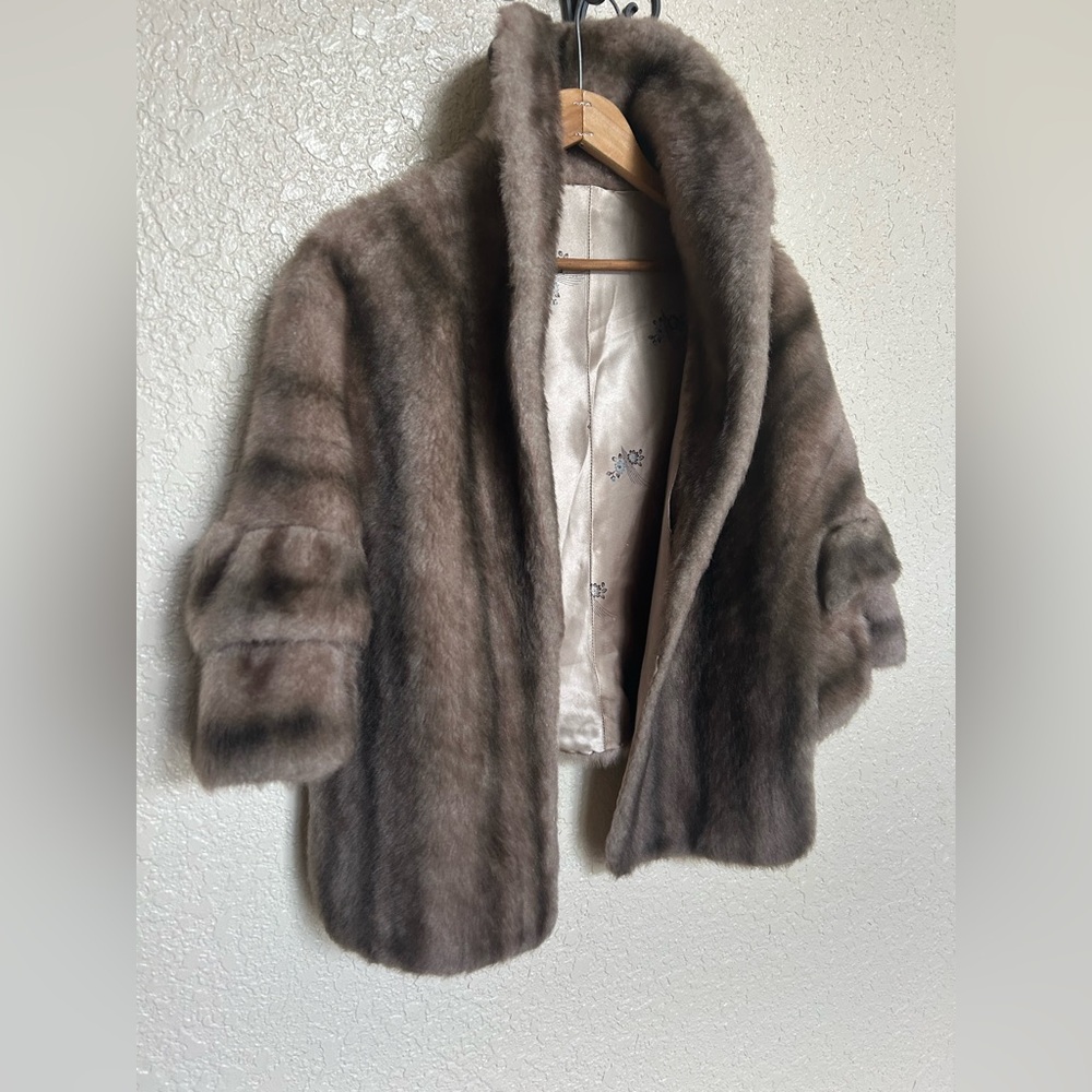 Women’s capelet faux fur jacket